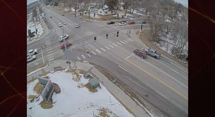 ABD'de kırmızı ışıkta bekleyen iki ara&ccedil; yolda oluşan obruğa d&uuml;şt&uuml;