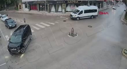 Amasya'da korkun&ccedil; olay! Ters y&ouml;ne girdi, araca &ccedil;arpıp nehre u&ccedil;tu! Anne-kızın mucize kurtuluşu...