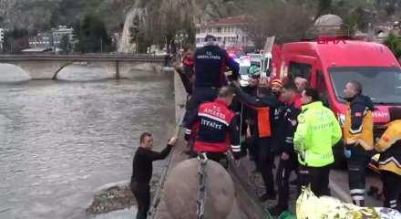 Amasya&rsquo;da otomobil Yeşilırmak&rsquo;a u&ccedil;tu: Anne ve kızı yaralı kurtarıldı