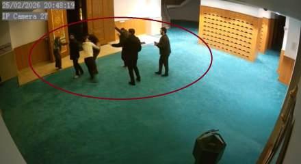 Ayakkabısının kaybolduğunu s&ouml;yleyip cami g&ouml;revlilerine saldırdı