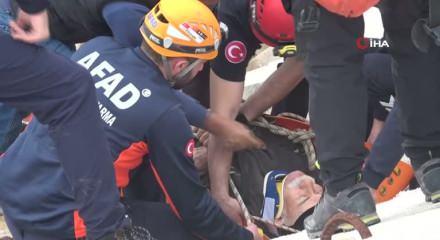 Balık avı kabusa d&ouml;nd&uuml;: Kayalıklara d&uuml;şerek mahsur kaldı