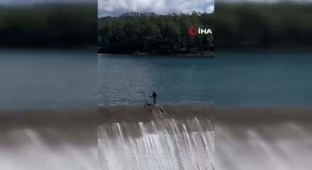 Balık &uuml;reticisinin y&uuml;rekleri ağızlara getiren temizlik &ccedil;alışması