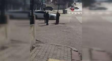 Başkentte belediyeden umudu kesen vatandaşlar k&ouml;stebek yuvasına d&ouml;nen yolları kendileri onardı