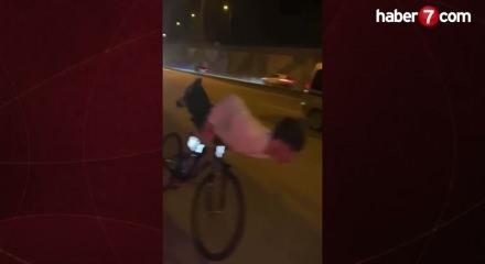 Bisikletli gen&ccedil; otoyolda feci şekilde can verdi! O anlar kamerada