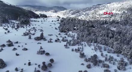 Bolu Dağı beyaza b&uuml;r&uuml;nd&uuml;! Abant'ta kar g&uuml;zelliği kamerada