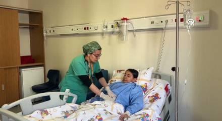  Bulantı şikayetiyle hastaneye g&ouml;t&uuml;r&uuml;len &ccedil;ocuğun karnından sa&ccedil; yumağı &ccedil;ıktı