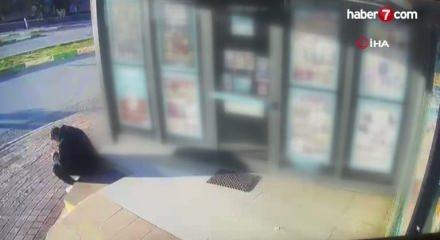 Oturduğu yerde aracın altında kalmaktan saniyelerle ile kurtuldu