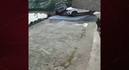 &Ccedil;in'de aracını park etmek isteyen s&uuml;r&uuml;c&uuml; &ccedil;arptığı ara&ccedil;la birlikte suya u&ccedil;tu