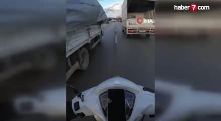 Faciadan d&ouml;n&uuml;ld&uuml;: Kamyonetten sarkan branda ipi motosikletliyi yola savurdu
