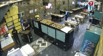 İftara saatler kala kebap&ccedil;ının tavanı &ccedil;&ouml;kt&uuml;, personel son anda kurtuldu