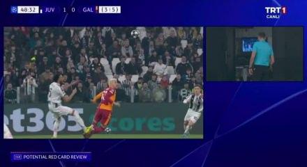 İkinci sarı karta itiraz etmişlerdi! VAR'da izleyen hakem Lloyd Kelly'yi direkt attı