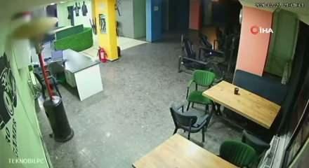 İnternet kafede &ccedil;ocuğun &ccedil;ocuğu bı&ccedil;akladığı anlar kan dondurdu