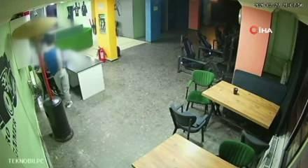 İnternet kafede &ccedil;ocuğun &ccedil;ocuğu bı&ccedil;akladığı anlar kan dondurdu