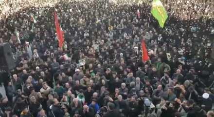 İran'da Hamaney'in &ouml;l&uuml;m&uuml; sonrası halk yas tutmak i&ccedil;in meydanlara akın etti