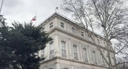 İran'ın İstanbul Başkonsolosluğu'nda bayraklar yarıya indirildi