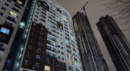 İstanbul'da bir sitede 2 kişi silahla vurulmuş halde &ouml;l&uuml; bulundu