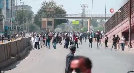Kara&ccedil;i&rsquo;de ABD Konsolosluğu &ouml;n&uuml;nde protesto: 9 &ouml;l&uuml;, 36 yaralı