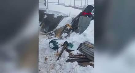 Kars'ta 2 ahır &ccedil;&ouml;kt&uuml;, 4 b&uuml;y&uuml;kbaş hayvan telef oldu