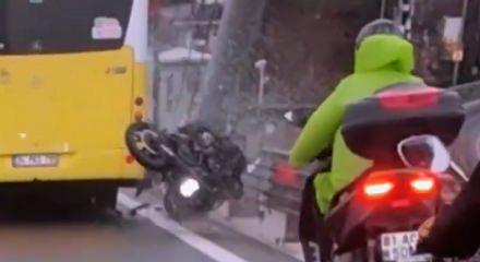 K&ouml;pr&uuml;de otob&uuml;s ve bariyer arasına giren motosikletli havada taklalar attı!