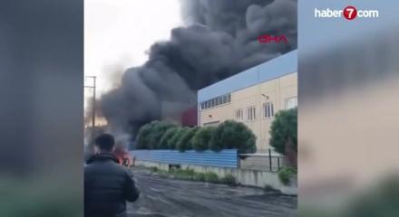 İzmir'de geri d&ouml;n&uuml;ş&uuml;m fabrikasında yangın: G&ouml;ky&uuml;z&uuml; dumanla kaplandı