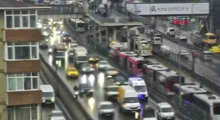 Metrob&uuml;s durağında iki metrob&uuml;s &ccedil;arpıştı! Kazada 4 kişi yaralandı