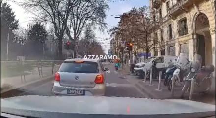 Milano'da tramvay faciası: Bir anda raydan &ccedil;ıkıp kaldırıma daldı