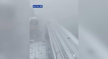  New York&rsquo;ta meydana gelen kar fırtınası hayatı olumsuz etkiledi