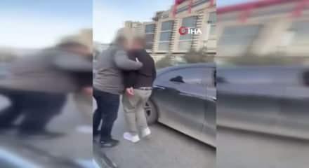 İstanbul'da otomobil s&uuml;r&uuml;c&uuml;s&uuml;n&uuml; bı&ccedil;akla tehdit eden minib&uuml;s şof&ouml;r&uuml; enselendi