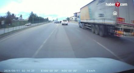 Otomobilin bariyere &ccedil;arptığı kaza anı kamerada