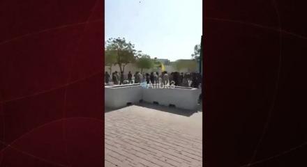 Pakistan'da ABD'ye &ouml;fke tırmandı! G&ouml;stericiler ABD konsolosluğuna saldırdı