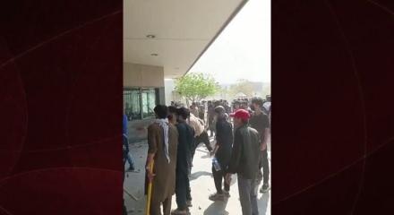 Pakistan'da ABD'ye &ouml;fke tırmandı! G&ouml;stericiler ABD konsolosluğuna saldırdı