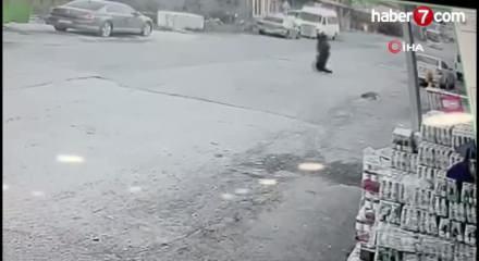 Pikap kapağının kadına &ccedil;arptığı dehşet anları kamerada