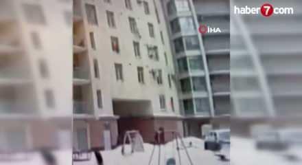 Rusya&rsquo;da, yedinci kattan d&uuml;şen &ccedil;ocuğu apartman g&ouml;revlisi kurtardı