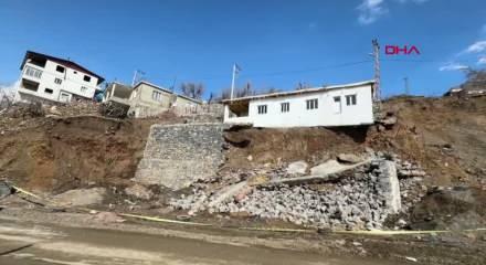 Şırnak'ta şiddetli yağış nedeniyle &ccedil;&ouml;ken istinat duvarı evin temelini ortaya &ccedil;ıktı