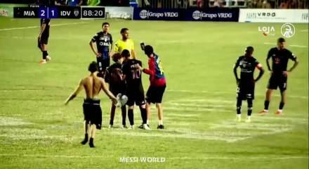 Taraftara m&uuml;dahale etmek isteyen g&uuml;venlik Messi'yi sakatlıyordu!