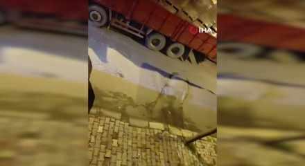 Tonlarca ağırlıktaki kamyonun freni boşaldı geri geri kaydı