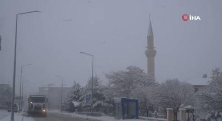 Yoğun kar nedeniyle bazı yollar trafiğe kapatıldı