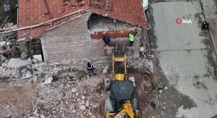 Yol &ccedil;alışması kabusa d&ouml;nd&uuml;: Belediye ekipleri, yaşlı &ccedil;iftin evini başlarına yıktı