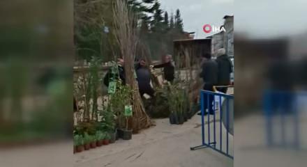 Zabıta m&uuml;dahalesine seyyar satıcılardan bı&ccedil;aklı tepki