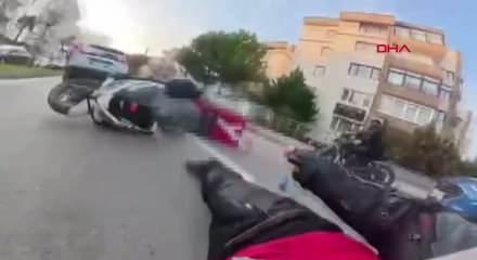 Bursa'da kuryenin ara&ccedil;ların arasından ge&ccedil;mek istemesi kazaya davetiye &ccedil;ıkardı