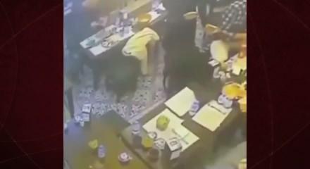 istanbul'da bir restoranda yemek yiyen şahsı yemekten &ccedil;ıkan b&ouml;cek ısırdı