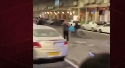 İsrail'in vatandaşlarına uyguladığı İran sans&uuml;r&uuml; kamerada! G&ouml;r&uuml;nt&uuml; &ccedil;ekenler tutuklanıyor...