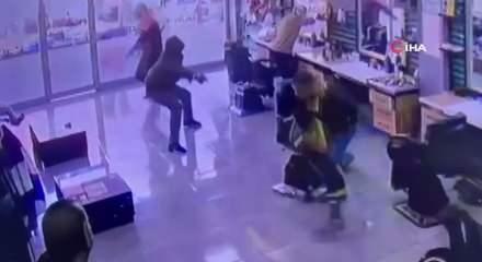 Adana'da berberde b&ouml;yle ateş etti: 1 yaralı