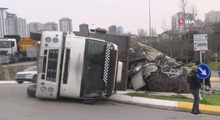 Ataşehir&rsquo;de hurda y&uuml;kl&uuml; kamyon d&ouml;n&uuml;ş yaptığı sırada devrildi
