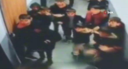 &Ccedil;ocuğuna kartopu atan &ccedil;ocuğu okul koridorunda darp etti