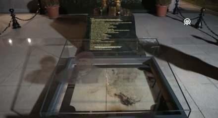 Cumhurbaşkanı Erdoğan, &Ouml;mer Halisdemir'in şehit olduğu noktadaki anıtın &ouml;n&uuml;nde dua etti