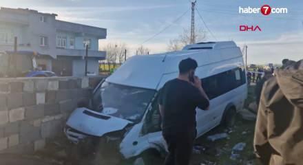 Diyarbakır'da iş&ccedil;ileri taşıyan minib&uuml;s, bah&ccedil;e duvarına &ccedil;arptı