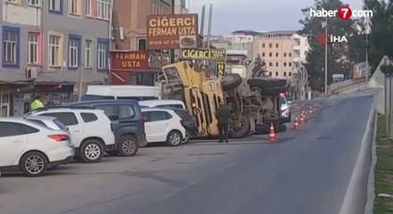 Diyarbakır&rsquo;da saman y&uuml;kl&uuml; tır devrildi: 7 ara&ccedil; hasar g&ouml;rd&uuml;