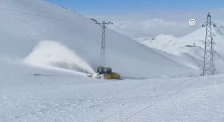 Doğu Anadolu&rsquo;da kar engeli: &Ccedil;ok sayıda yerleşim yerine ulaşım kesildi