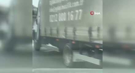 E5&rsquo;de k&uuml;f&uuml;rler savurup kovaladığı s&uuml;r&uuml;c&uuml;n&uuml;n yolunu kesti, arabasını b&ouml;yle yumrukladı